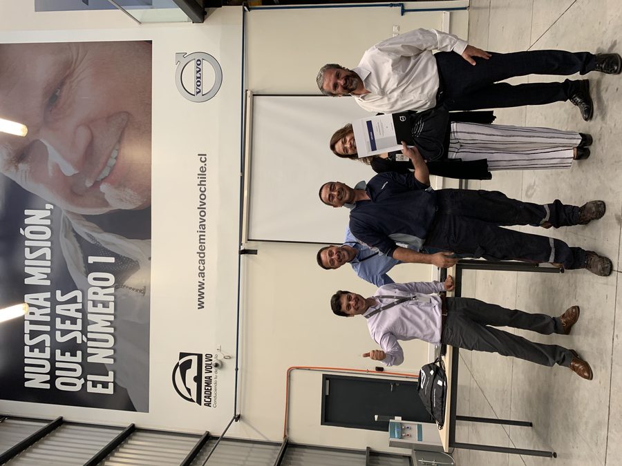 Entregando un certificado al equipo